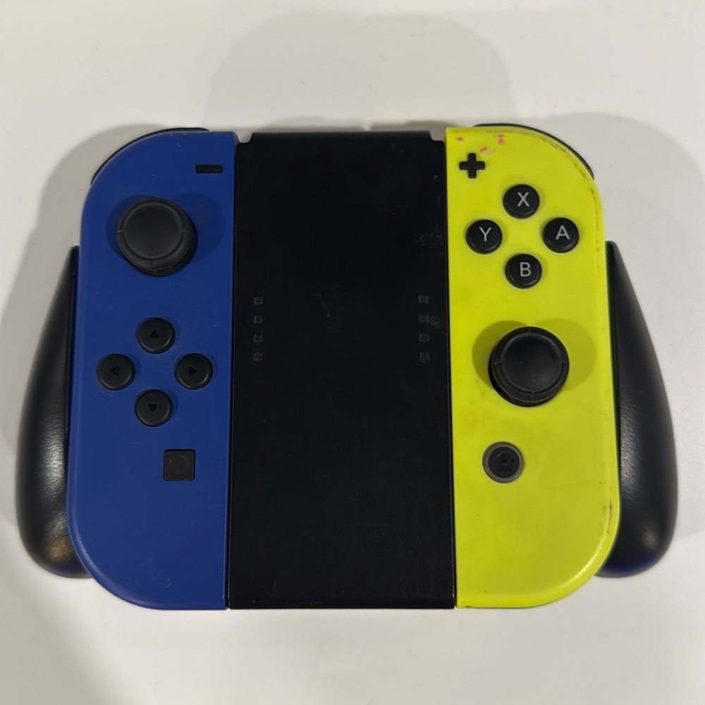 Nintendo switch Joy cons moderately used (black holder not included)